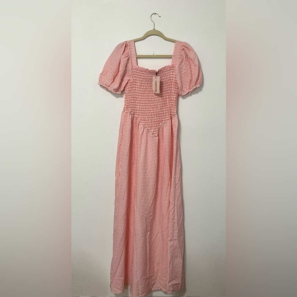 This dress is gorgeous! Size 6